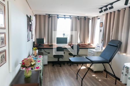 Casa à venda com 219m², 4 quartos e 2 vagasEscritório