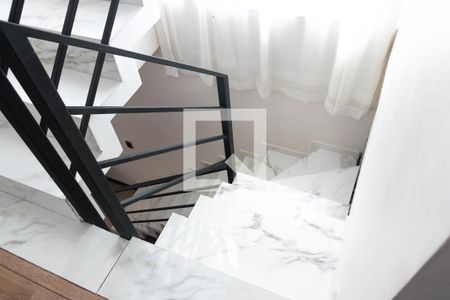 Casa à venda com 219m², 4 quartos e 2 vagasEscadas