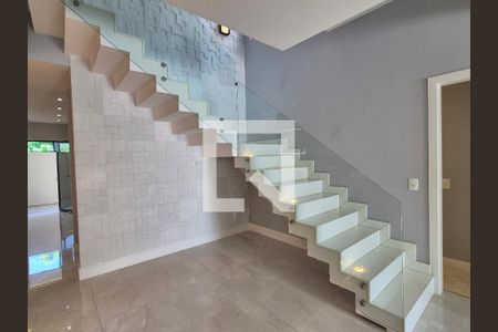 Escada de casa de condomínio à venda com 5 quartos, 490m² em Recreio dos Bandeirantes, Rio de Janeiro