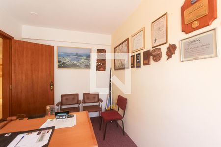 Casa à venda com 378m², 4 quartos e 2 vagas Casa à venda com 378m², 4 quartos e 2 vagasEscritório