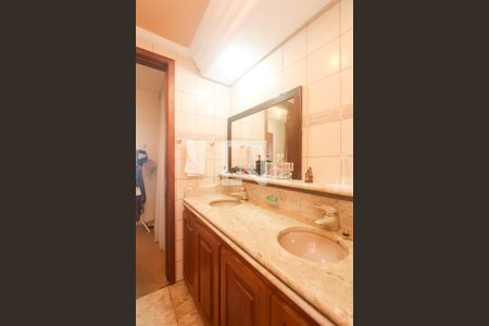 Casa à venda com 378m², 4 quartos e 2 vagas Casa à venda com 378m², 4 quartos e 2 vagasBanheiro suite 2