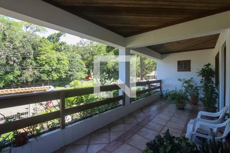 Casa à venda com 378m², 4 quartos e 2 vagas Casa à venda com 378m², 4 quartos e 2 vagasVaranda