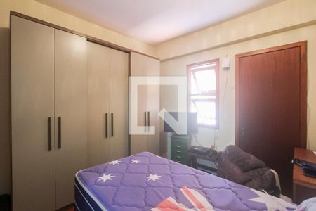 Casa à venda com 378m², 4 quartos e 2 vagas Casa à venda com 378m², 4 quartos e 2 vagasQuarto de serviço