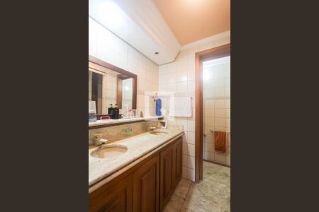 Casa à venda com 378m², 4 quartos e 2 vagas Casa à venda com 378m², 4 quartos e 2 vagasBanheiro suite 2