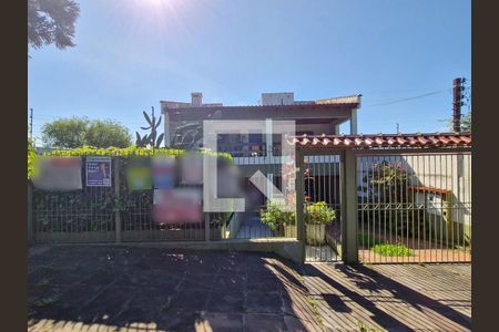Casa à venda com 378m², 4 quartos e 2 vagas Casa à venda com 378m², 4 quartos e 2 vagasFachada