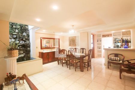 Sala de casa à venda com 4 quartos, 378m² em Vila Jardim, Porto Alegre