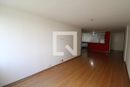 Apartamento à venda com 135m², 3 quartos e 2 vagasSala integrada com a cozinha