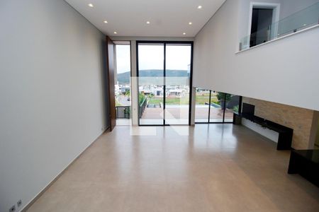 Casa de condomínio à venda com 440m², 4 quartos e 4 vagasSala