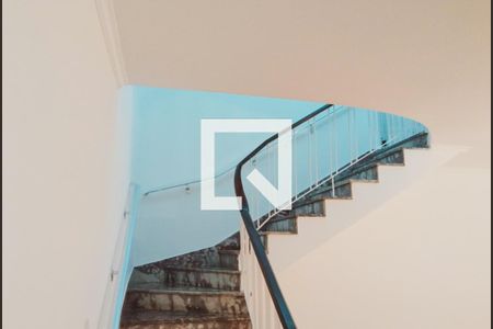 Escada  de casa para alugar com 3 quartos, 220m² em Vila Guilherme, São Paulo