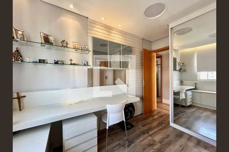 Apartamento à venda com 210m², 5 quartos e 4 vagasQuarto 2