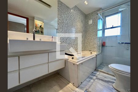 Apartamento à venda com 210m², 5 quartos e 4 vagasBanheiro Quarto