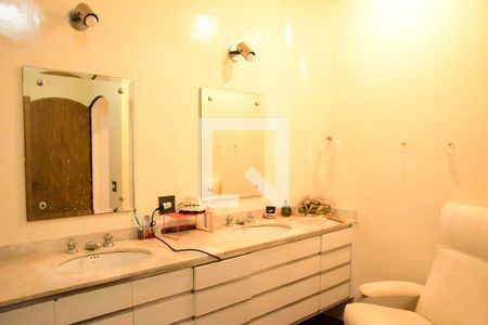 Casa de condomínio para alugar com 900m², 7 quartos e 6 vagasBanheiro Social