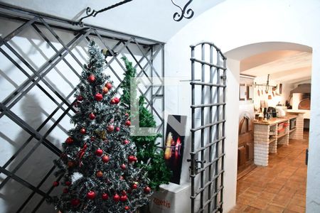 Casa de condomínio para alugar com 900m², 7 quartos e 6 vagasAdega