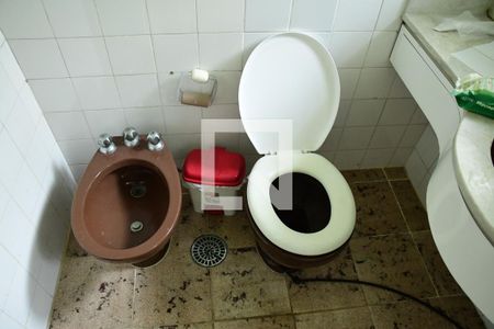 Casa de condomínio para alugar com 900m², 7 quartos e 6 vagasBanheiro de serviço