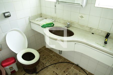 Casa de condomínio para alugar com 900m², 7 quartos e 6 vagasBanheiro de serviço