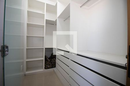Casa de condomínio para alugar com 200m², 2 quartos e 2 vagasCloset da Suíte Master