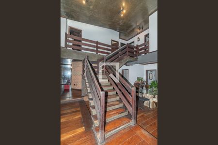 Casa à venda com 450m², 4 quartos e 8 vagasEscada