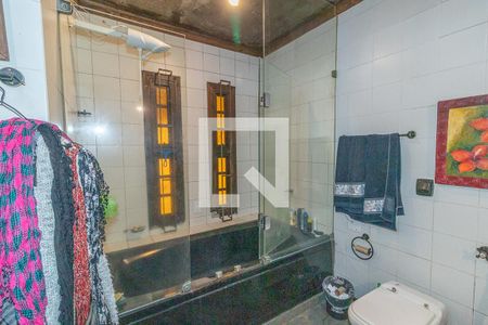 Casa à venda com 450m², 4 quartos e 8 vagasBanheiro da Suíte