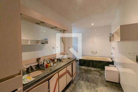 Casa para alugar com 550m², 5 quartos e 4 vagasBanheiro 4