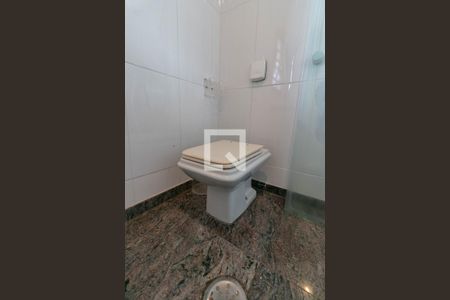 Casa para alugar com 550m², 5 quartos e 4 vagasBanheiro 1