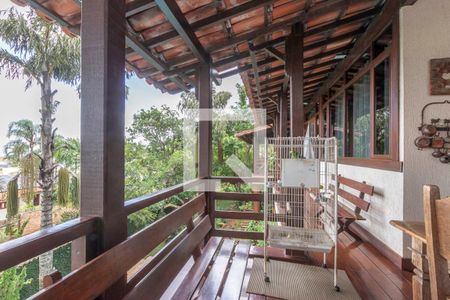 Casa à venda com 610m², 5 quartos e 4 vagas Casa à venda com 610m², 5 quartos e 4 vagasVaranda