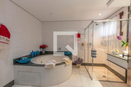 Casa à venda com 610m², 5 quartos e 4 vagas Casa à venda com 610m², 5 quartos e 4 vagasBanheiro