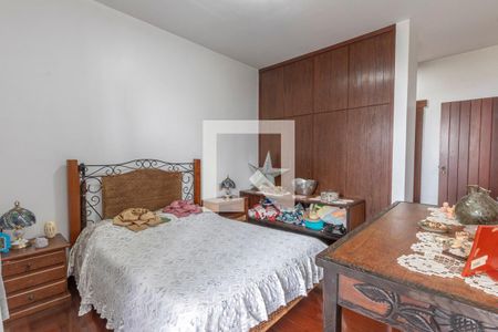 Casa à venda com 610m², 5 quartos e 4 vagas Casa à venda com 610m², 5 quartos e 4 vagasQuarto