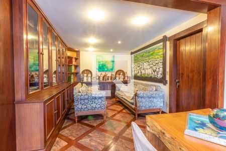 Casa à venda com 610m², 5 quartos e 4 vagas Casa à venda com 610m², 5 quartos e 4 vagasSala