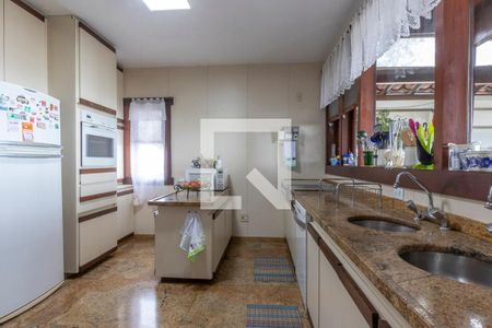 Casa à venda com 610m², 5 quartos e 4 vagas Casa à venda com 610m², 5 quartos e 4 vagasCozinha