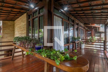 Casa à venda com 610m², 5 quartos e 4 vagas Casa à venda com 610m², 5 quartos e 4 vagasVaranda