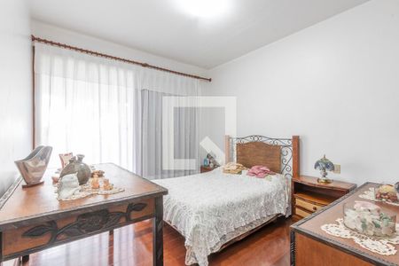 Casa à venda com 610m², 5 quartos e 4 vagas Casa à venda com 610m², 5 quartos e 4 vagasQuarto