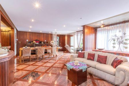 Casa à venda com 610m², 5 quartos e 4 vagas Casa à venda com 610m², 5 quartos e 4 vagasSala