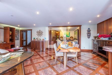 Casa à venda com 610m², 5 quartos e 4 vagas Casa à venda com 610m², 5 quartos e 4 vagasSala