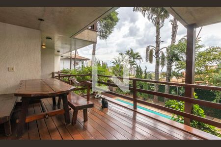 Casa à venda com 610m², 5 quartos e 4 vagas Casa à venda com 610m², 5 quartos e 4 vagasVaranda