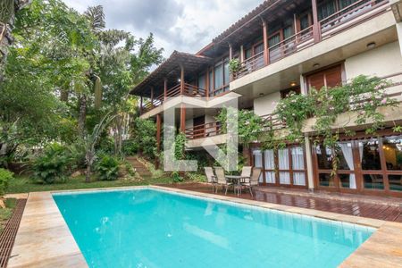 Casa à venda com 610m², 5 quartos e 4 vagas Casa à venda com 610m², 5 quartos e 4 vagasPiscina