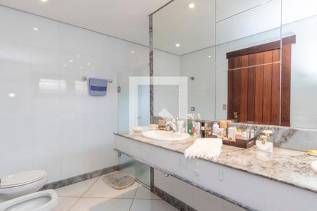 Casa à venda com 610m², 5 quartos e 4 vagas Casa à venda com 610m², 5 quartos e 4 vagasBanheiro