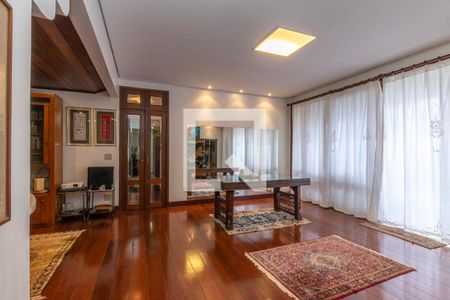 Casa à venda com 610m², 5 quartos e 4 vagas Casa à venda com 610m², 5 quartos e 4 vagasSala