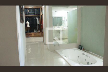 Casa à venda com 1054m², 3 quartos e 3 vagasBanheiro da Suíte 3
