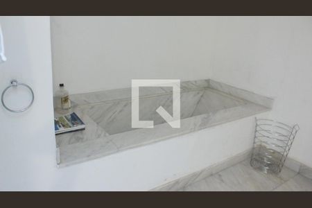 Casa à venda com 1054m², 3 quartos e 3 vagasBanheiro da Suíte 2