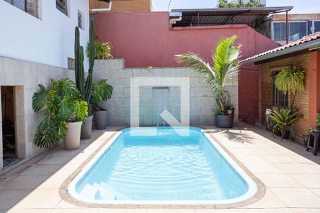 Casa à venda com 350m², 4 quartos e 3 vagas Casa à venda com 350m², 4 quartos e 3 vagasPiscina