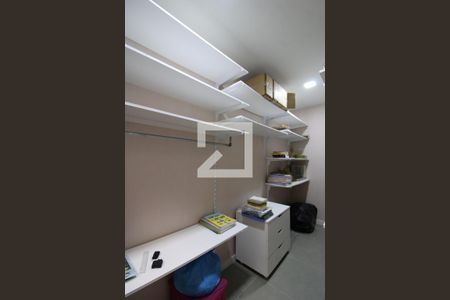 Casa de condomínio à venda com 189m², 4 quartos e 3 vagasCloset