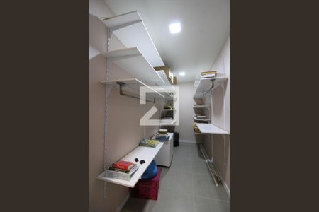 Casa de condomínio à venda com 189m², 4 quartos e 3 vagasCloset