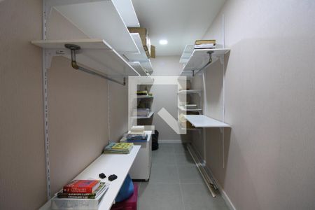 Casa de condomínio à venda com 189m², 4 quartos e 3 vagasCloset