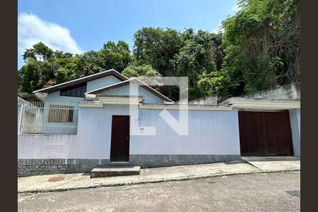 Casa de condomínio à venda com 189m², 4 quartos e 3 vagasFrente