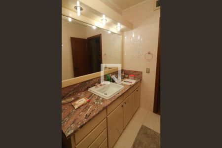 Casa à venda com 495m², 3 quartos e 3 vagasBanheiro da Suíte 2