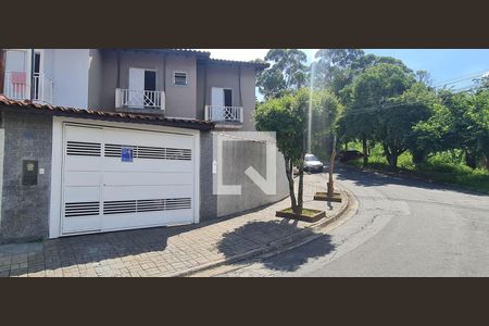 Casa à venda com 150m², 4 quartos e 2 vagas Casa à venda com 150m², 4 quartos e 2 vagasFachada do imóvel com placa indicativa QuintoAndar