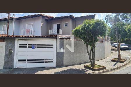 Casa à venda com 150m², 4 quartos e 2 vagas Casa à venda com 150m², 4 quartos e 2 vagasFachada do imóvel com placa indicativa QuintoAndar