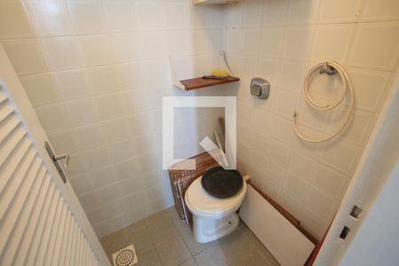 Apartamento para alugar com 71m², 2 quartos e 2 vagas Apartamento para alugar com 71m², 2 quartos e 2 vagasBanheiro de Serviço