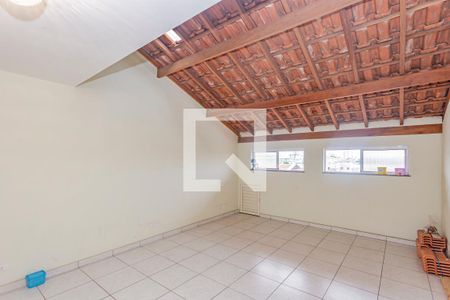 Casa à venda com 180m², 3 quartos e 2 vagas Casa à venda com 180m², 3 quartos e 2 vagasSotão