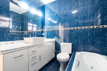 Casa à venda com 204m², 3 quartos e 4 vagasBanheiro da Suíte 2